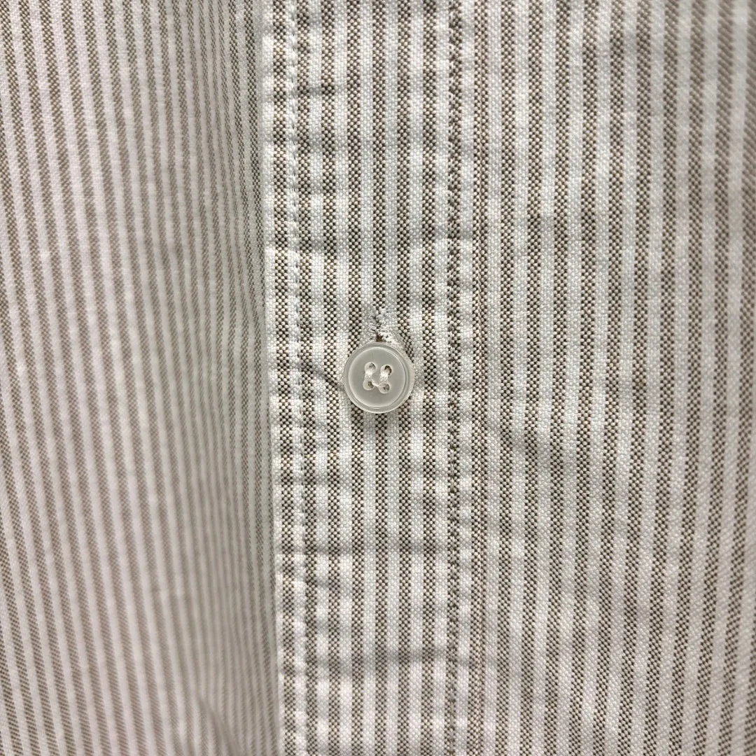P210 Ralph Lauren/Ralph Lauren cow-like striped embroidered shirt is made of 100% cotton Oxford fabric. The 100% cotton material makes it very breathable. It is comfortable to wear and not easy to sweat. It has a loose fit and has a three-dimensional upper body. The lines are smooth and natural. From the shoulder line to the waistline and then to the hem, the line transition is smooth. There are no unnecessary folds or accumulation. The whole body is neat and stretched. The chest is embellished with the iconic love embroidery. Simple but highly recognizable. The color transition of the embroidery thread is natural. The stitches are even and uniform in size. The stitches can also connect naturally and the lines are smooth and not stiff. Size: S M L XL